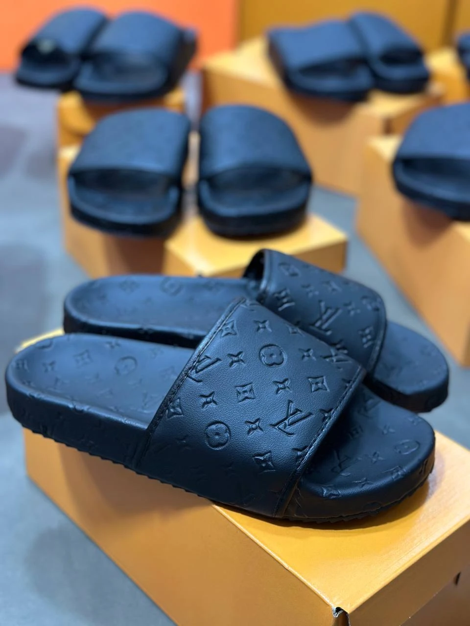 كلاكات LV سوداء