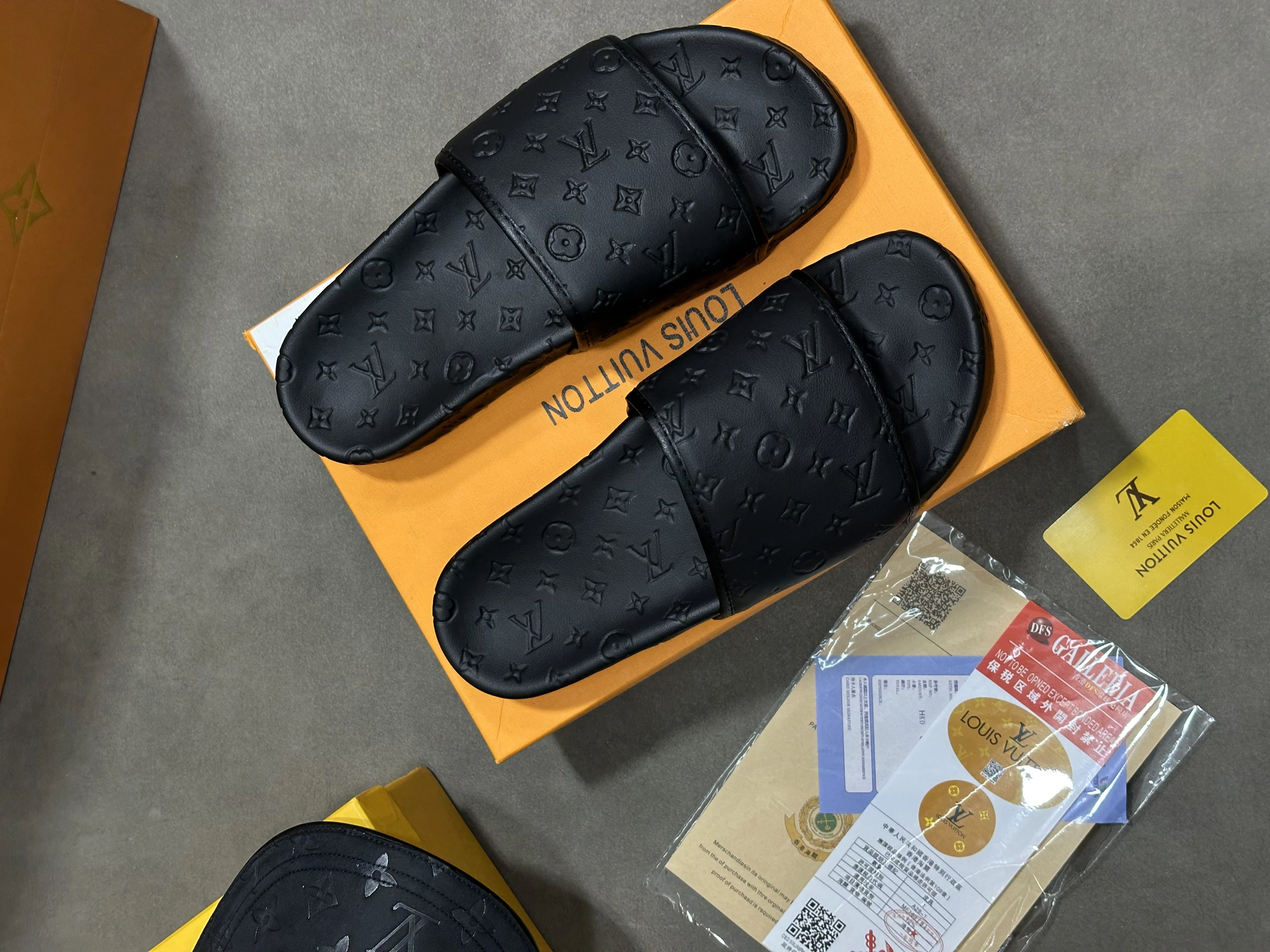 Claquette louis viton black